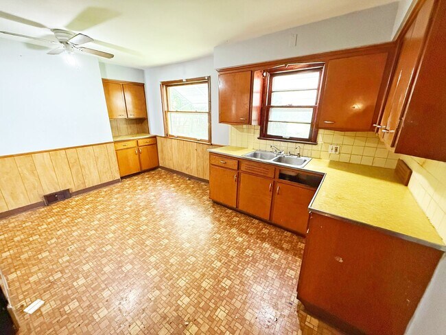 Building Photo - 3 BED 1 BATH BEAUTIFUL SINGLE FAMILY HOME