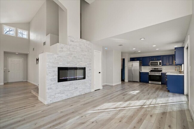 Building Photo - Contemporary 3 Bedroom With Luxurious Finishes