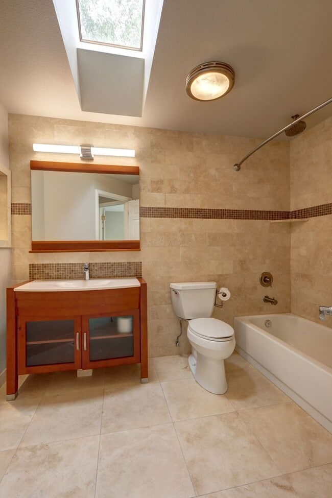 Building Photo - Beautifully Remodeled Home with Gourmet Kitchen & Fenced Yard in Klahanie