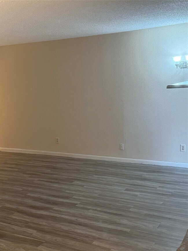 Building Photo - 17401 Red Oak Dr