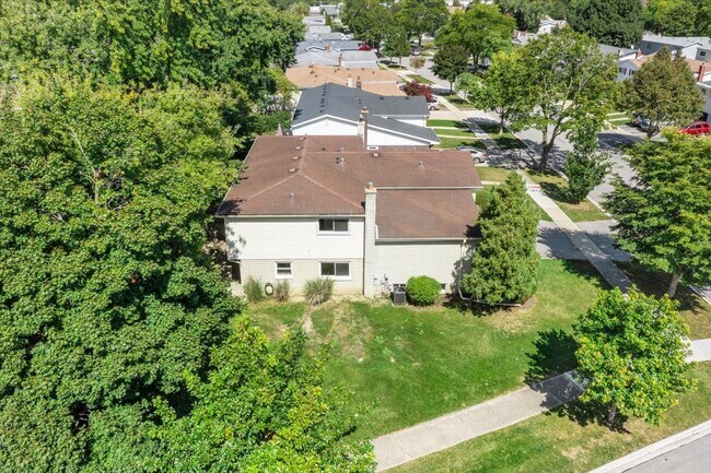 Building Photo - 1704 N Drury Ln