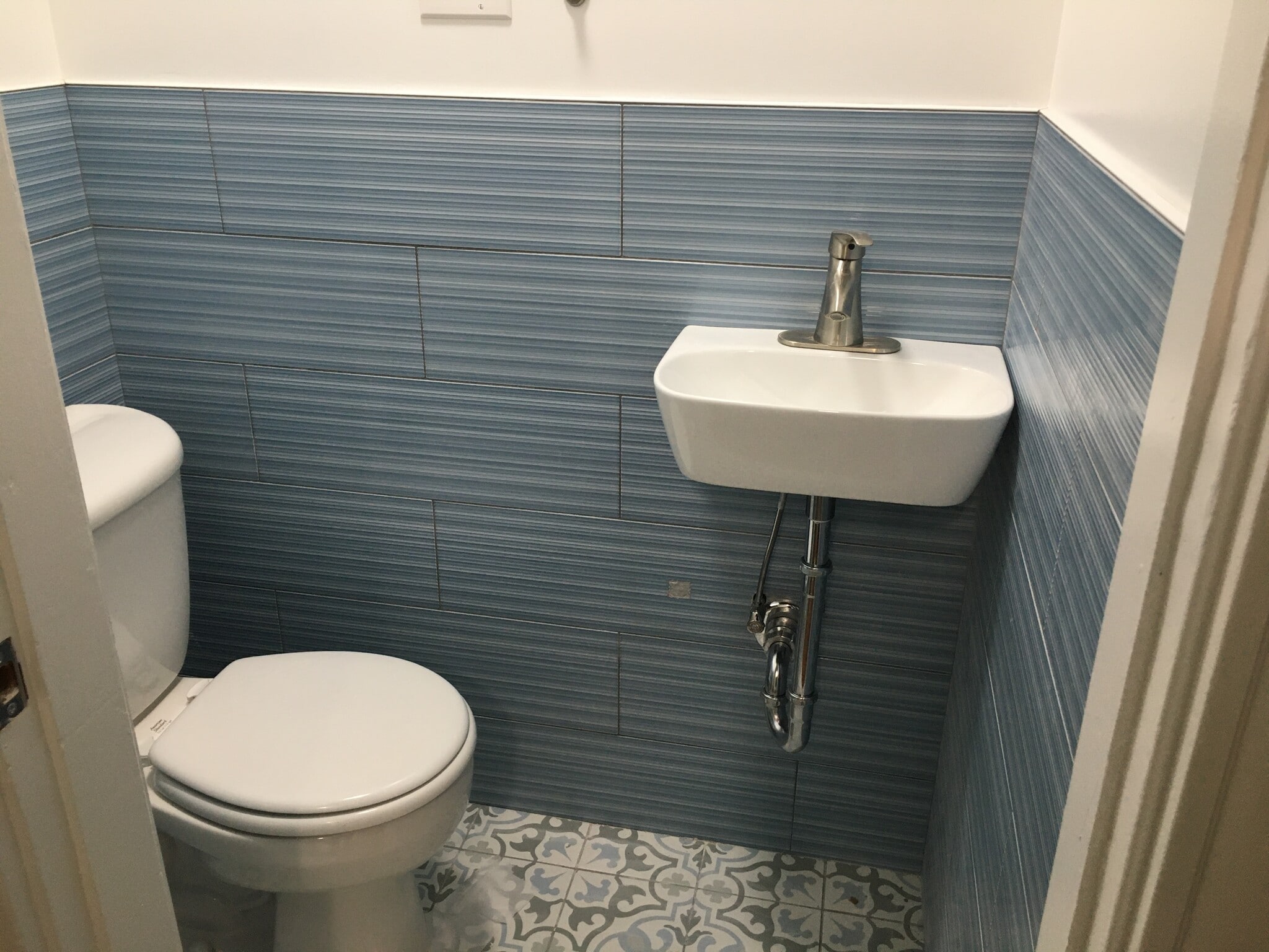 Half bath room - 12 Eliot Cres