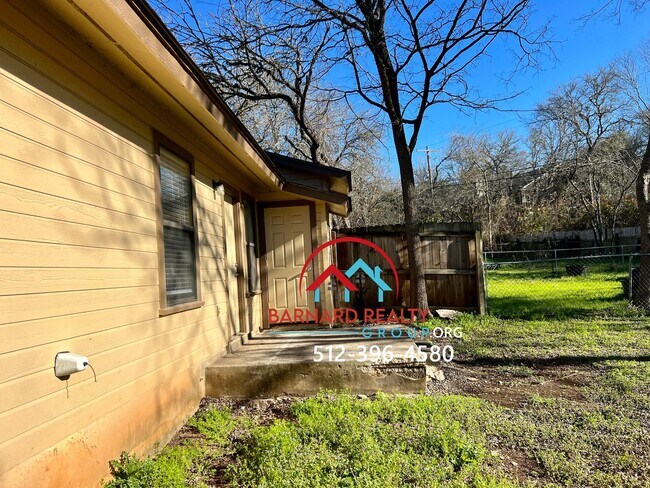 Building Photo - Available June 10: 3 Bed 2 Bath Duplex with Fenced in Yard on Bus Route