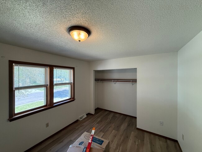 Building Photo - 1012 Castlewood Dr