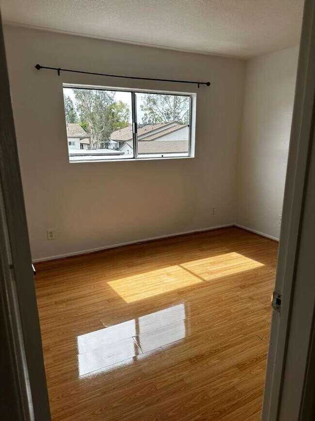 Building Photo - "PRIME LOCATION" ONE BEDROOM ONE BATHROOM ...