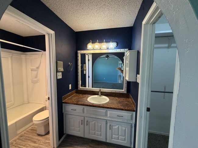 Building Photo - 3 BED/2 BATH/2 CAR GARAGE: AVAILABLE NOW!!