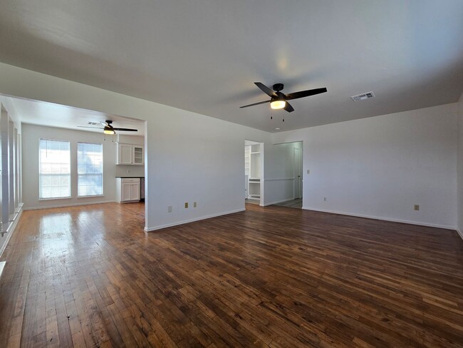 Building Photo - Remodeled 3 bed 2 bath home in Asher!