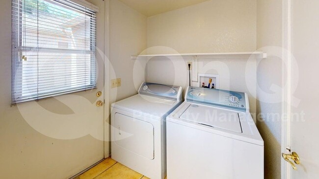 Building Photo - 2505 N Palo Santo Dr