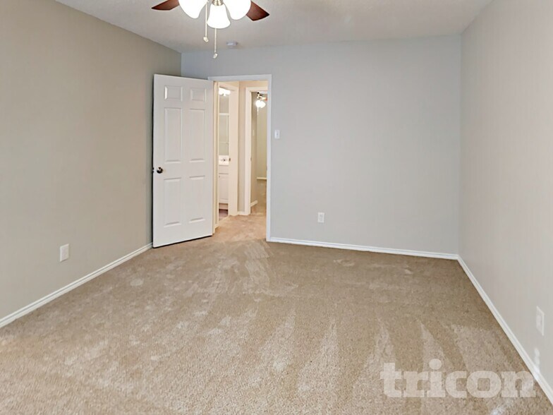 Building Photo - 521 Clover Dr