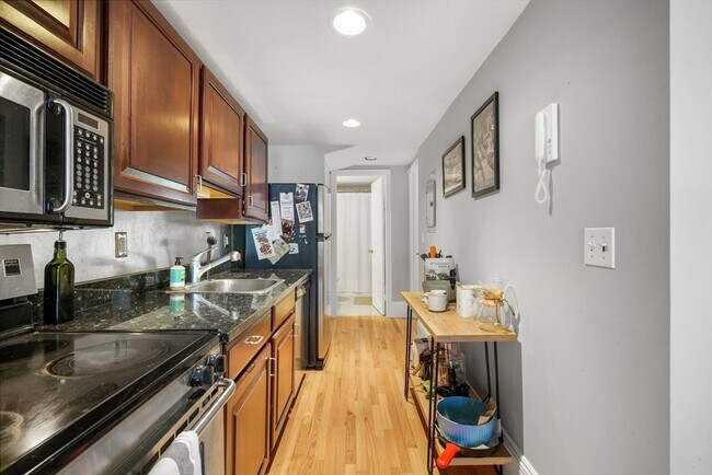 Building Photo - 528 Tremont St