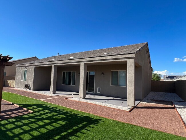 Building Photo - 4 BEDROOM HOME!