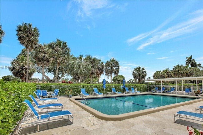 Building Photo - 250 Jacaranda Dr