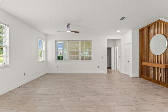 Building Photo - Spacious 3-Bed, 2.5 Bath End Unit Townhome in Windermere with 2 Car Garage!