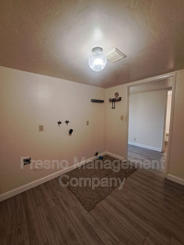 Building Photo - 4919 N Millbrook Ave