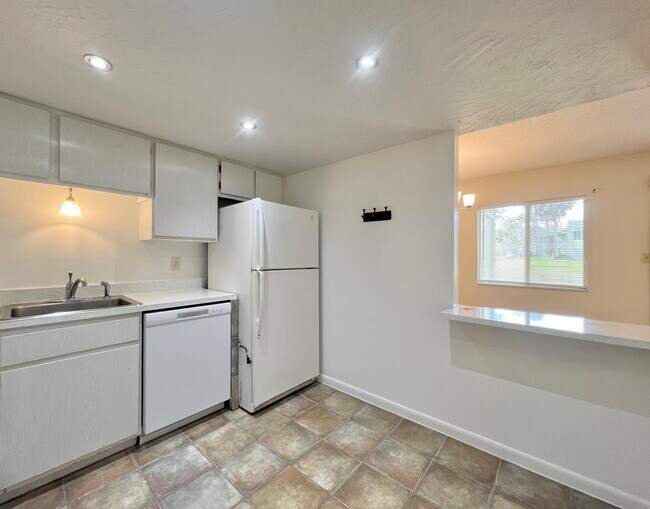 Building Photo - Charming 2-Bedroom Apartment Home in The Fairways – Silver Springs Shores