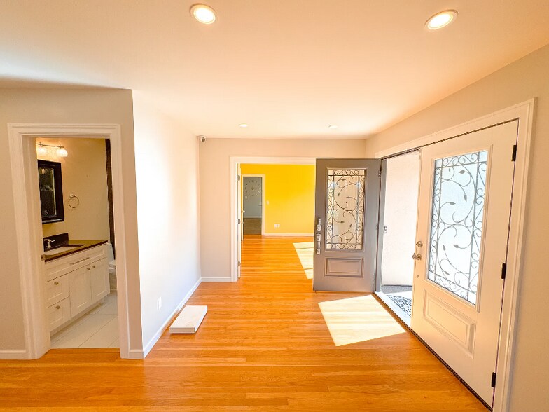 Building Photo - 15 Lupine Way