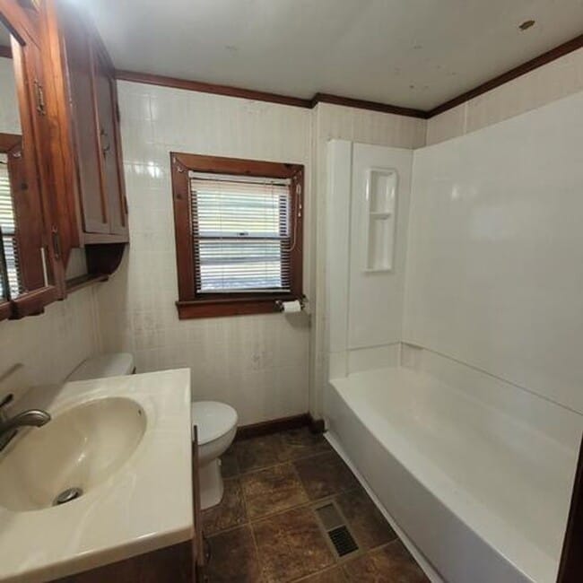 Building Photo - $795 - 2 bed 1 bath - Single Family Home