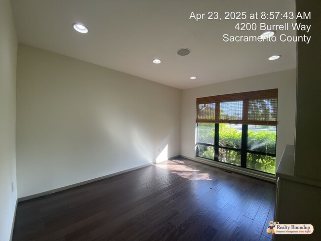 Building Photo - Sprawling Ranch with Open Floorplan & Exce...