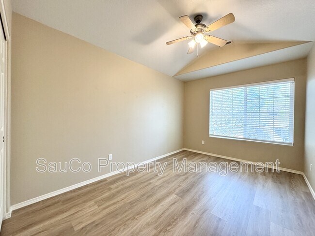 Building Photo - 4572 SE Olivewood St