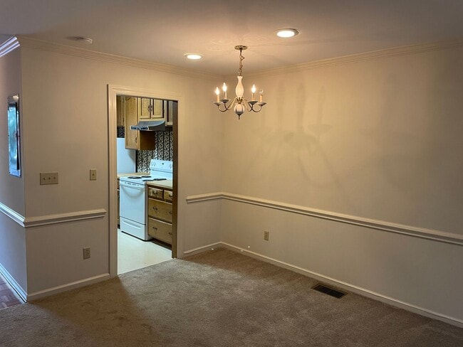Building Photo - 2 BED, 1.5 BATH TWO STORY TOWNHOME!