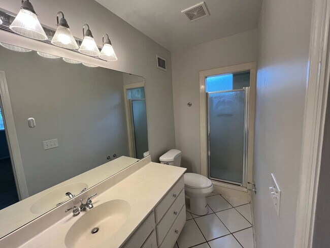 Building Photo - Beautiful 4 Bedroom with 4 Baths