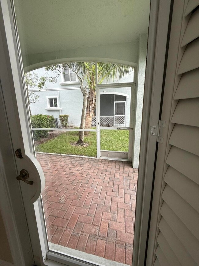Building Photo - 2136 Oakmont Dr
