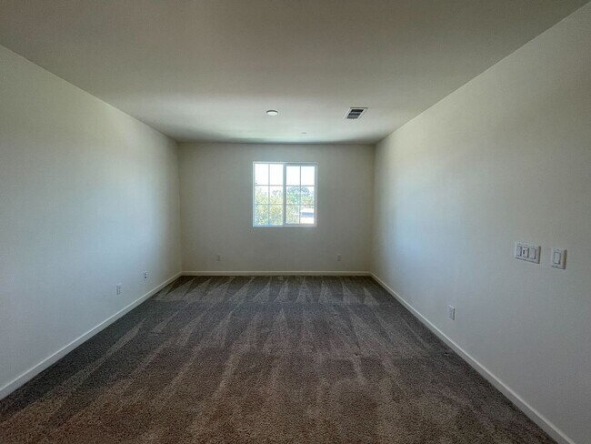 Building Photo - 5-Bedroom Home, Including In-Law Suite, in...