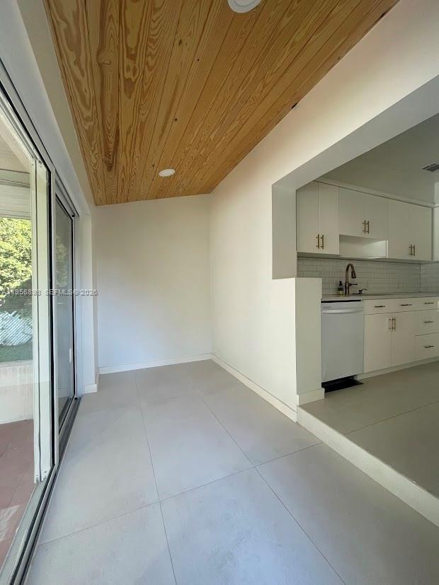 Building Photo - 811 NE 70th St