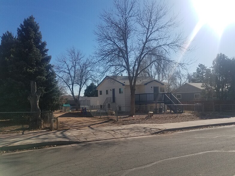 fully fenced yard - 2221 Cooper Ave