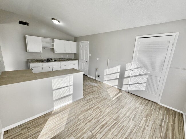 Building Photo - 3462 Mark Twain St