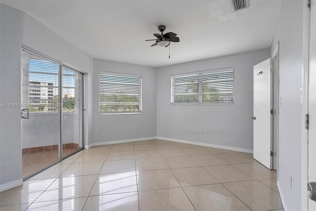 Building Photo - 1671 NE Miami Gardens Dr