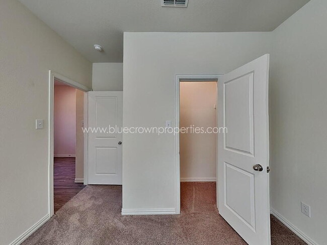 Building Photo - 4925 Woodloch Dr