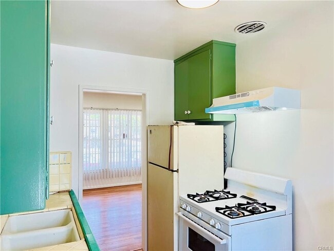 Kitchen S view - 122 Elm Ave