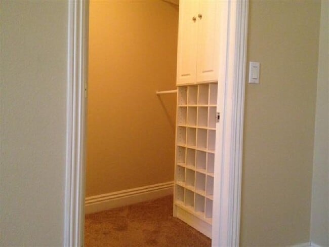 Building Photo - Great, Upstairs Large Studio in Quiet Gate...