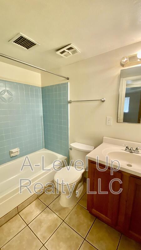 Building Photo - 316 E Elm St