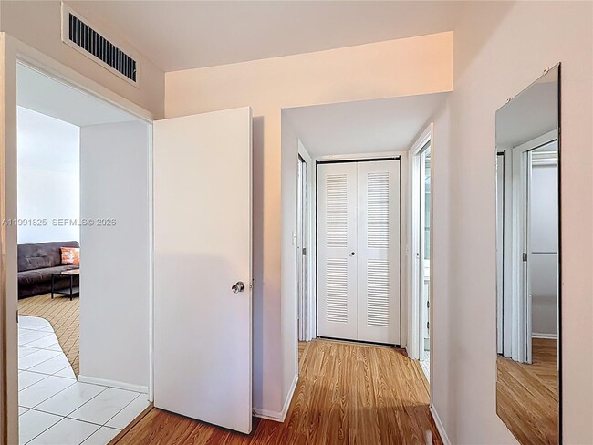 Building Photo - 605 Oaks Dr