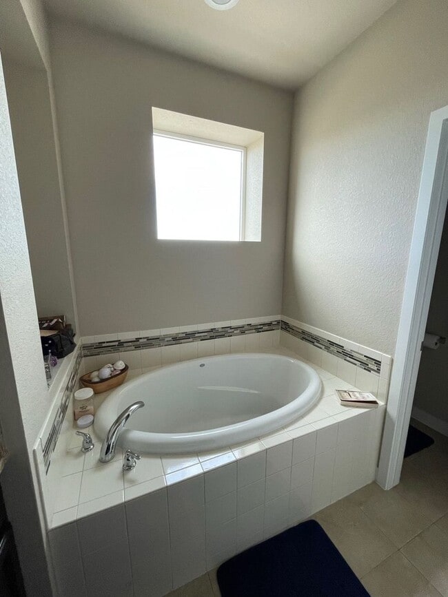Building Photo - Spacious 3 Bed / 2.5 Bath Home with Dual Balconies