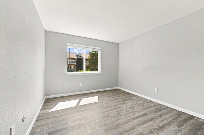 Building Photo - $1,540.95- 2 Bed, 2 Bath Updated Condo in Denver with In Unit Laundry and Community Amenities!