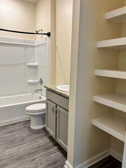 Building Photo - 1805 E Lakeshore Lndg Dr