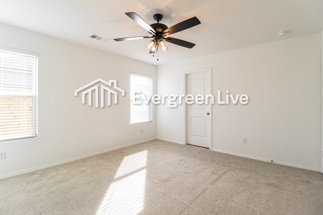 Building Photo - 40 10 Point Ln