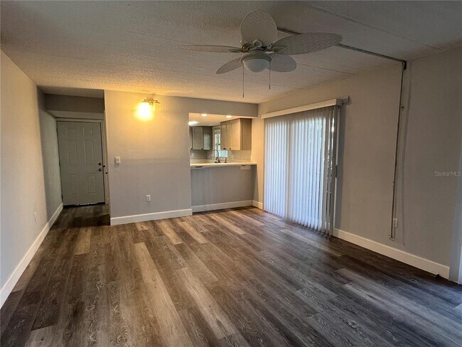 Building Photo - 8825 Bay Pointe Dr