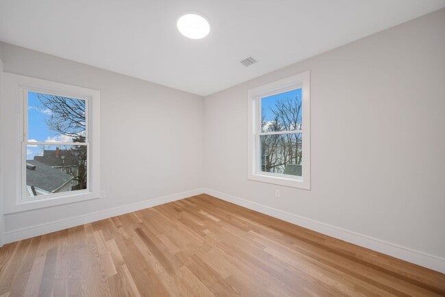 Building Photo - Newly Renovated - Central AC - Patio - Close to T