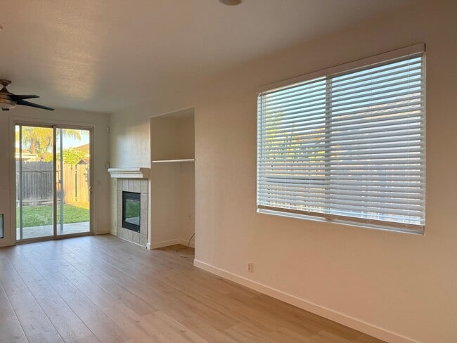 Building Photo - 3 bed 2 bath 2 Car Garage