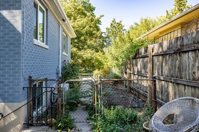 Building Photo - Refreshed Apartment Near Liberty Park