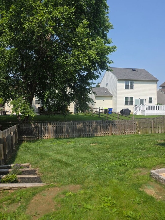 Building Photo - End Unit Townhouse in Brennan Estates- 2 B...