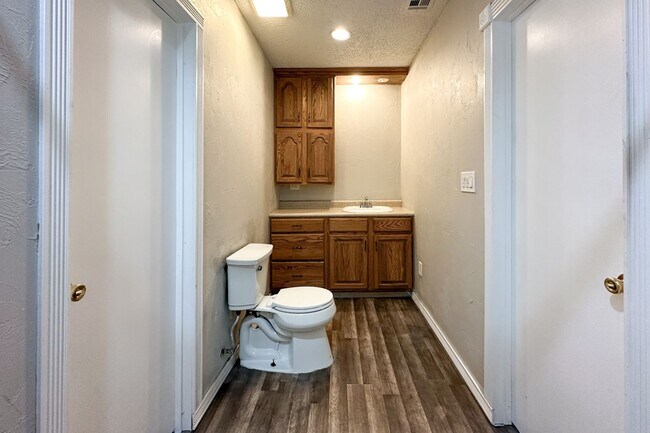 Building Photo - Beautiful 3 Bed 2 Bath in the Heart of OKC!