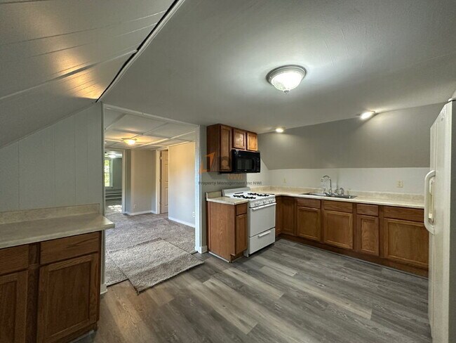 Building Photo - 2122 Elston St