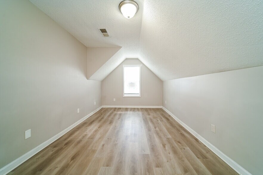 Building Photo - 303 Vineyard Ridge Ln