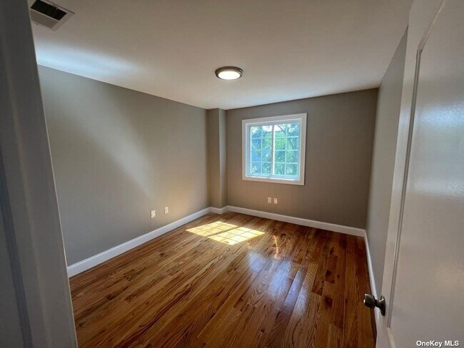 Building Photo - 14-34-34 Dunbar St