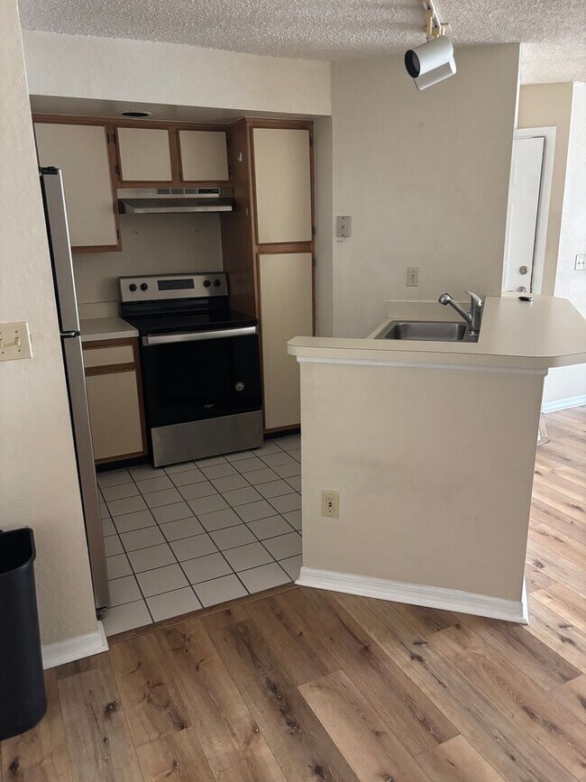 Building Photo - Affordable and Spacious 1 Bed in Excellent...